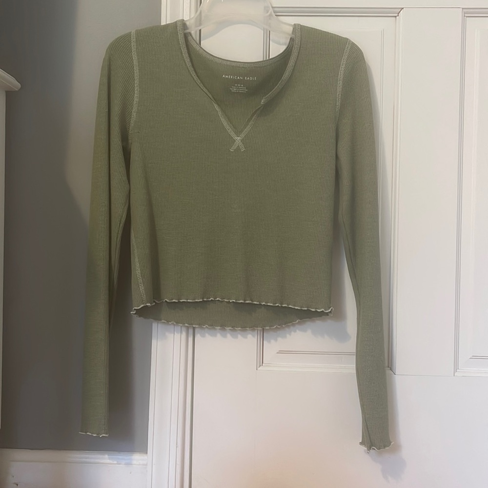 Women’s medium green lettuce trim top